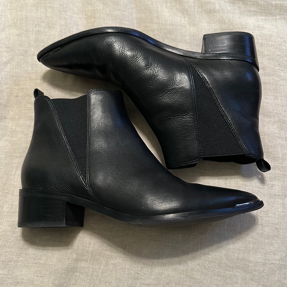 Marc Fisher LTD Chelsea style pointed toe shoes